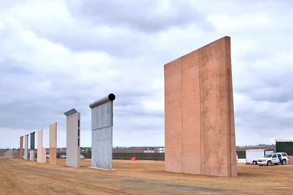 Trump destekçileri Meksika sınırına duvar inşa ediyor