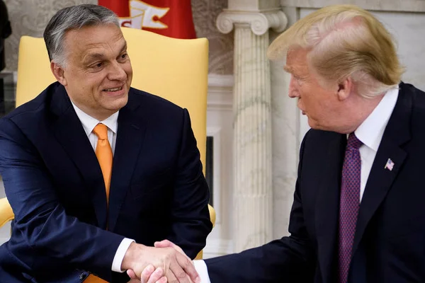 Trump Orban'ı göçmen karşıtı politikaları sebebiyle tebrik etti