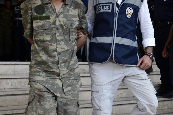 TSK'da FETÖ operasyonu: 140 kişi hakkında gözaltı kararı