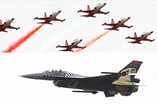 Türk Yıldızları ve SOLOTÜRK'ten gösteri uçuşu