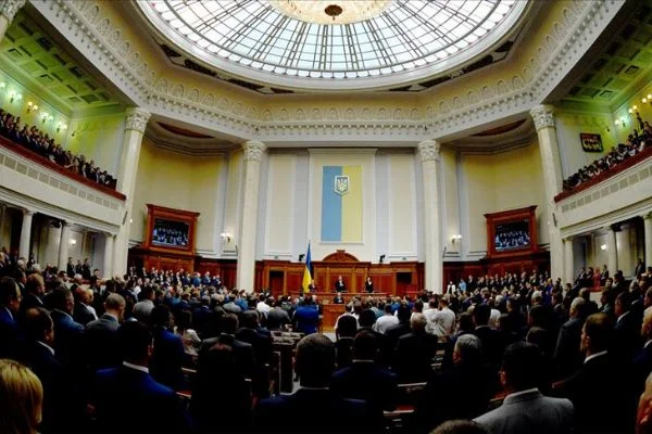 Ukrayna Parlamentosu Zelenskiy'e karşı