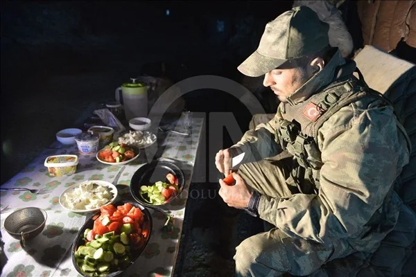 Vatan nöbetinde bin 100 rakımlı tepede ilk sahur