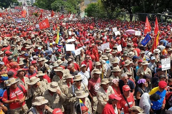 Venezuela'da hükümet destekçileri sokakta