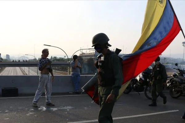 Venezuela'da kalkışma girişiminde bulunanlar büyükelçiliklere kaçıyor
