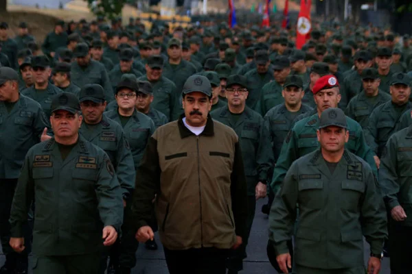 Venezuela'da Maduro askerlerle bir kez daha yürüdü