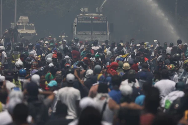 Venezuela halkı Washington Büyükelçiliğinde