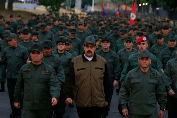 Venezuelalı askerlerden ABD'ye: Ellerimizde silahlarımızla bekliyoruz