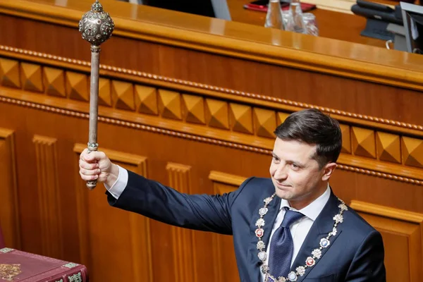 Vladimir Zelenskiy önce yemin etti, sonra parlamentoyu feshetti!