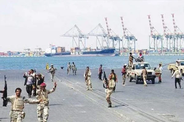 Yemen'de Husiler, Hudeyde Limanı'ndan çekilmeye başladı