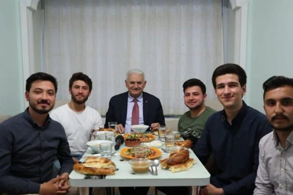 Yıldırım öğrencilerle iftar açtı