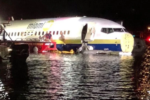 Yine Boeing: ABD'de yolcu uçağı nehre sürüklendi
