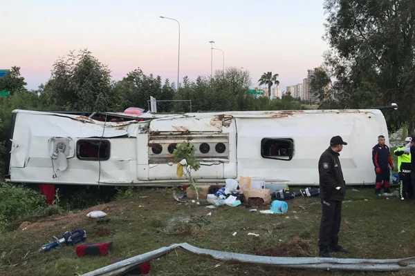 Yolcu otobüsü şarampole devrildi: 2 ölü, 29 yaralı