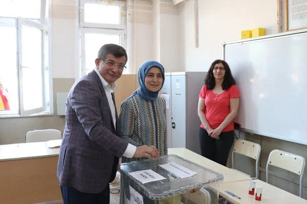 Ahmet Davutoğlu, oyunu kullandı