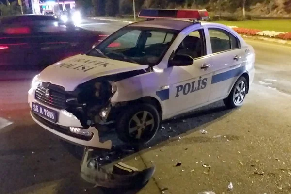 Alkollü sürücünün otomobili polis otosuna çarptı