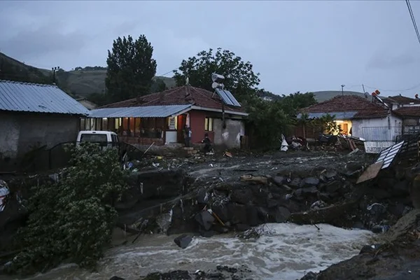 Ankara'da kuvvetli sağanak yağış: 2 ölü