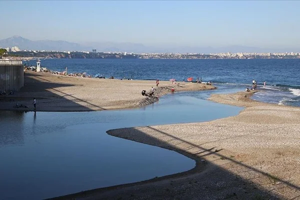 Antalya'da denizde akıntıya kapılan 2 çocuk kurtarıldı