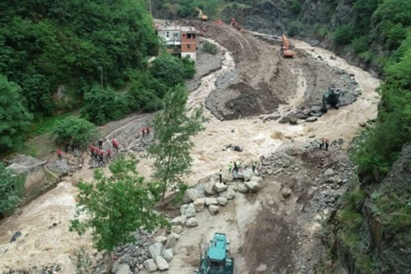 Araklı'daki sel felaketinde arama kurtarma çalışmaları sürüyor