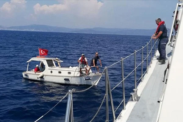 Arızalanan teknedeki kişiler kurtarıldı