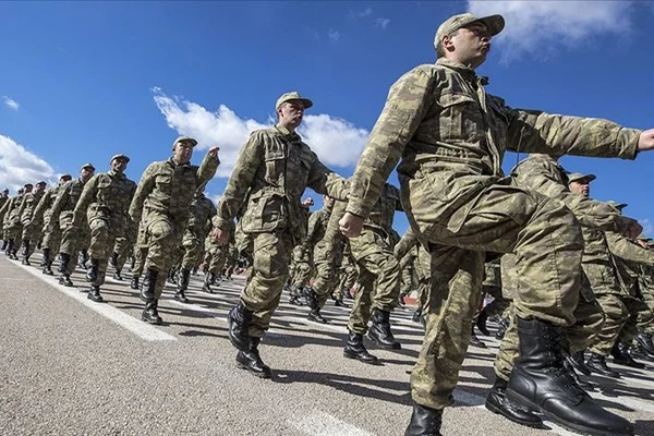 Askerlik süresini 6 aya indiren teklif TBMM'de kabul edildi