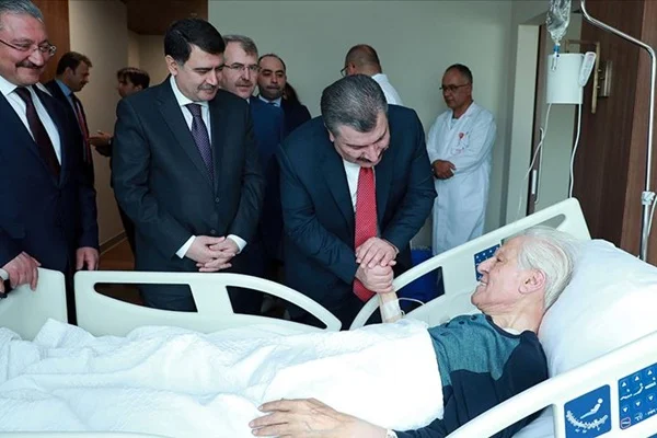 Bakan Fahrettin Koca'dan Nuri Pakdil'e ziyaret
