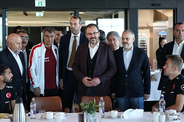 Bakan Kasapoğlu'ndan Milli Takım'a ziyaret