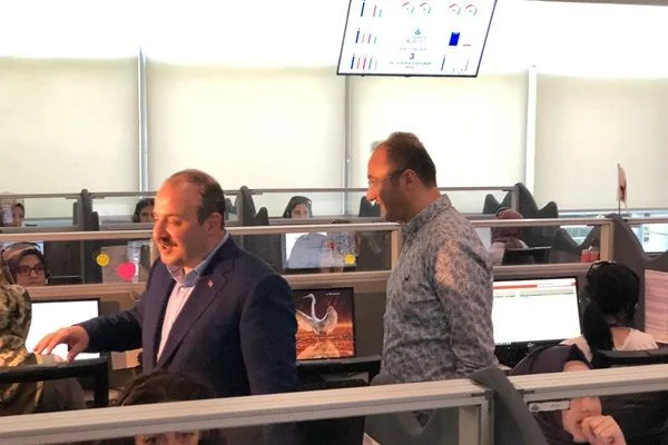 Bakan Varank'tan Beyaz Masa Çağrı Merkezine bayram sürprizi