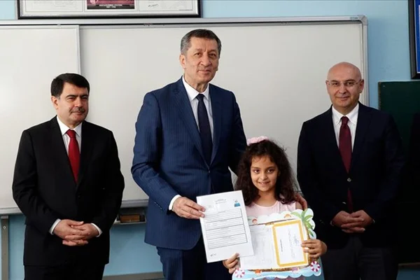 Bakan Ziya Selçuk öğrencilere karne dağıttı