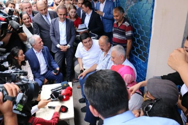 Binali Yıldırım Sancaktepe'de vatandaşlarla çay içti