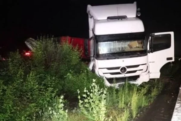 Bolu'da Hurda yüklü tır devrildi