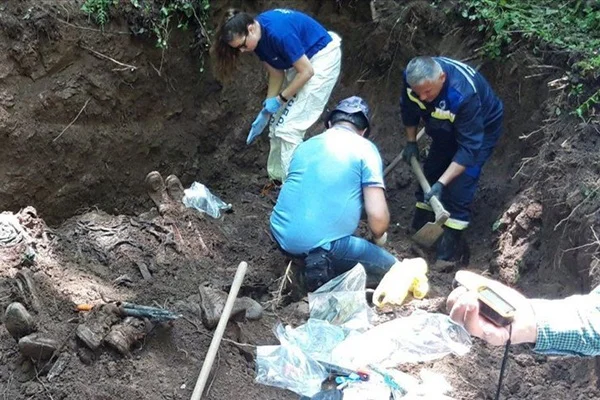 Bosna'daki yeni toplu mezarda 8 kurbanın cesedine ulaşıldı