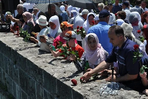 Bosna Savaşında diri diri yakılan kurbanlar anıldı