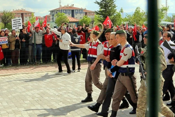 Çatı davası kararları sonrası şehit yakınları ve polis arasında arbede