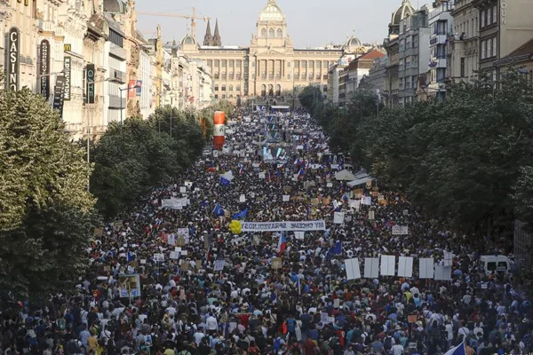 Çekya'da 1989 Kadife Devrimi'nden bu yana en büyük protesto gösterisi: Başbakan Babiş'e istifası isteniyor