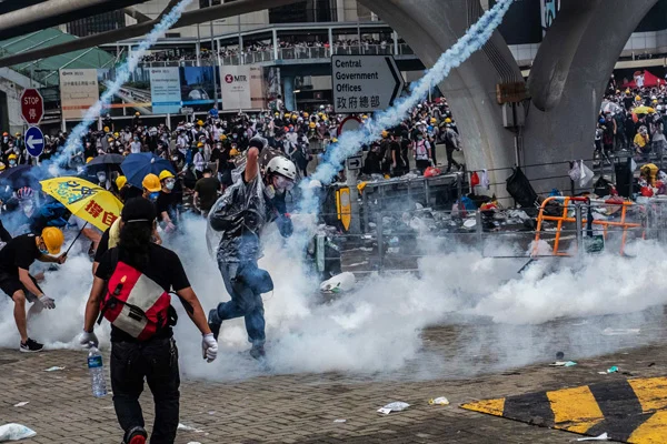 'Çin'e iade' tasarısı Hong Kong'da sokakları karıştırdı