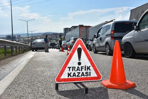 Çorum'da minibüs ile otomobil çarpıştı: 14 yaralı