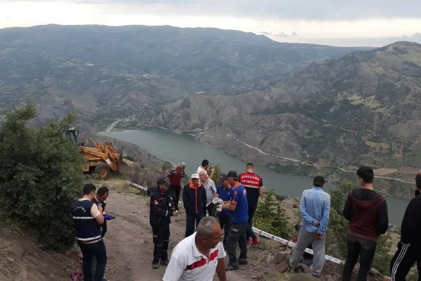 Çorum'da traktör uçuruma yuvarlandı