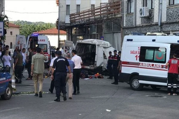 Edirne'de düzensiz göçmenleri taşıyan araç kaza yaptı