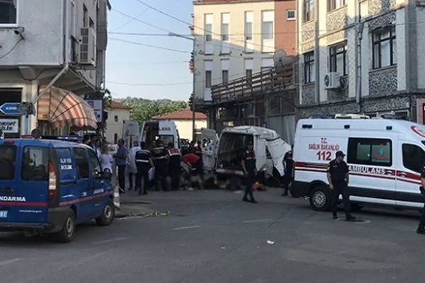 Edirne'de göçmenleri taşıyan araç kaza yaptı