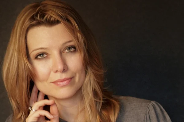 Elif Şafak'tan pedofili iddialarına yanıt: Kurbanın gözünden anlatıyorum