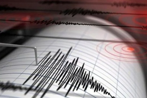 Endonezya'da 5,7 büyüklüğünde deprem