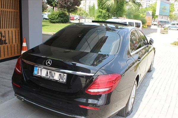 Eski belediye başkanının aracına saldırı