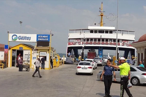 Feribot seferleri ve bağlantı yollarında trafik yoğunluğu