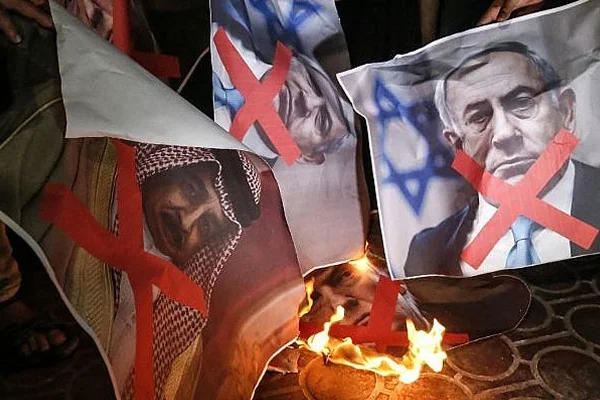 Göstericilerden Bahreyn Büyükelçiliğine baskın