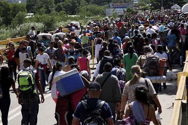 Her gün binlerce kişi Venezuela'yı terk ediyor