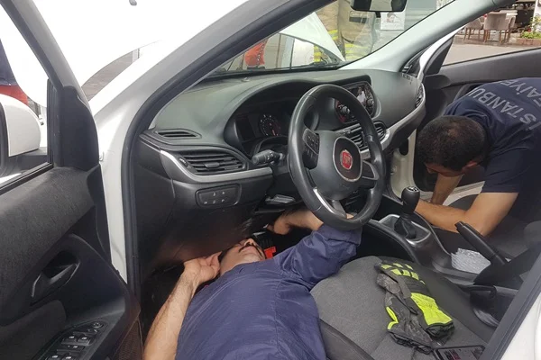 İBB itfaiyesi, Fatih'te araca sıkışan yavru kediyi kurtardı