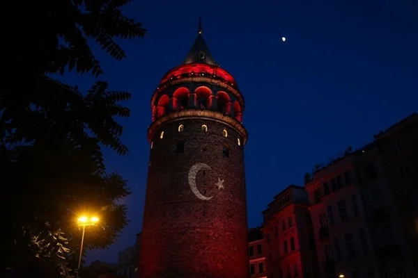 İBB, Milli Takım'a destek için Galata Kulesi'ni kırmızı-beyaza boyadı
