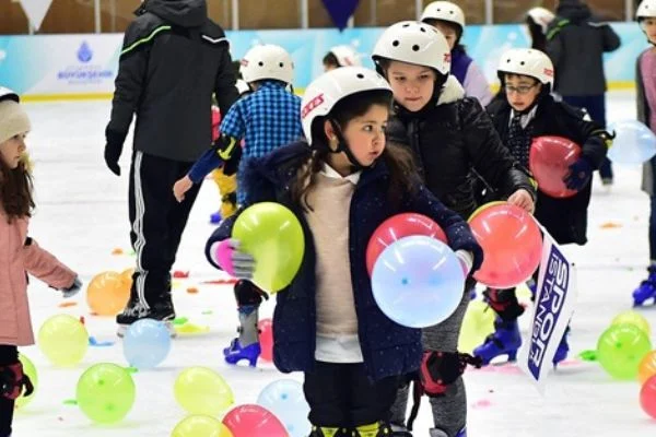 İBB'nin öğrencilere karne hediyesi ''Karneni getir buzda kay'' başladı