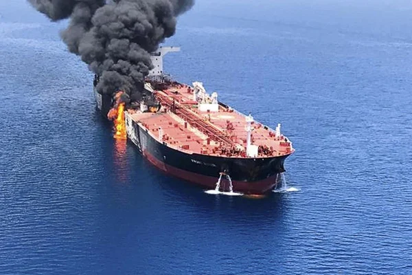 İki tanker saldırıya uğradı, petrol yüzde 4 zamlandı