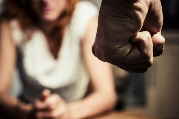 İngiliz polisi aile içi şiddeti azaltmak için 'kör bıçak' dağıtıyor
