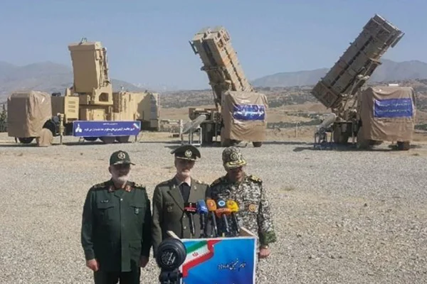 İran'ın yeni hava savunma füze sistemi görücüye çıktı